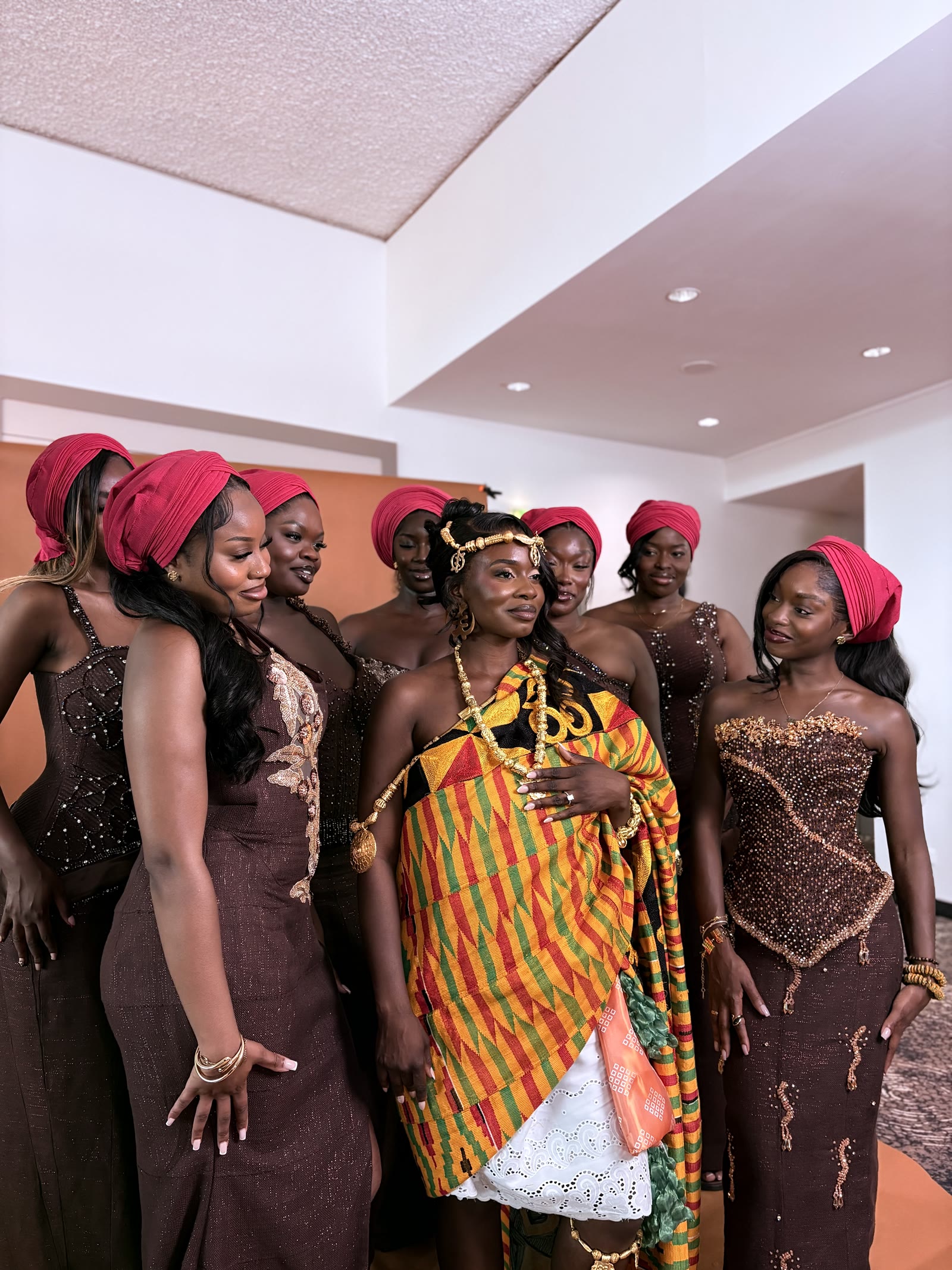 Braut im Kente-Kleid mit ihrer Bridal Party
